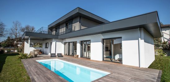 Minco_terrasse_piscine_coulissants_bois-alu