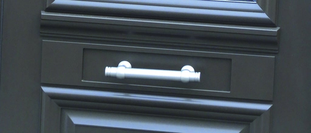 Porte d'entrée bois aluminium Minco : option patrimoine avec barre de tirage