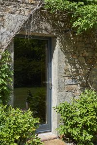 rénovation d'une maison en pierre avec des menuiseries en bois aluminium