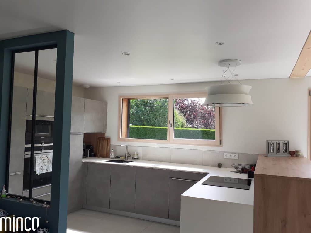 minco fenêtre avec oscillo battant dans une cuisine pour la ventilation naturelle