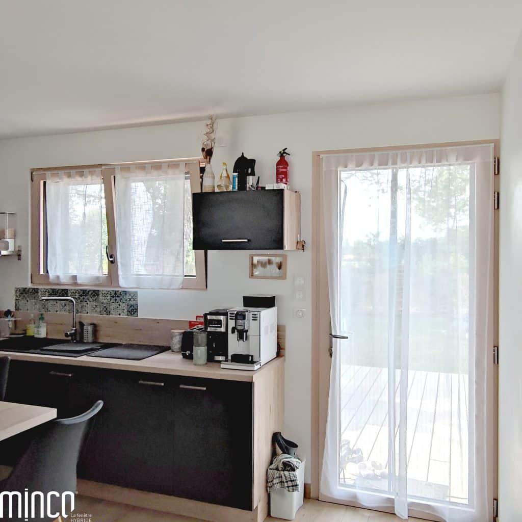 minco fenêtre avec oscillo battant dans une cuisine pour la ventilation naturelle
